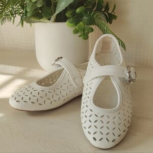 Gap Kids Girls Mary Jane Flats w/ Perforated Detail, Antique White Size 1